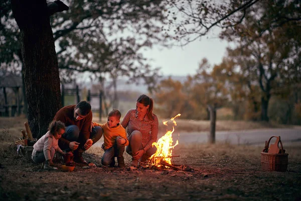 Happy Family Enjoying Together Campfire Forest Beautiful Autumn Dusk — Stock Photo, Image