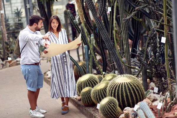 Mannelijke Bezoeker Vrouwelijke Gids Zoek Naar Botanische Tuinkaart Aan Het — Stockfoto