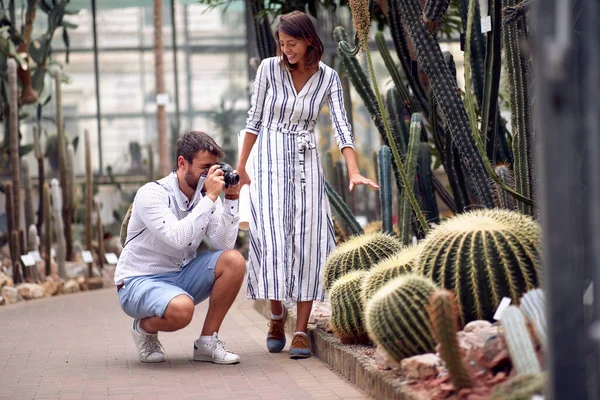 Mężczyzna Kobietą Przewodnik Robi Zdjęcia Gigantycznych Kaktusów Konserwatorium — Zdjęcie stockowe