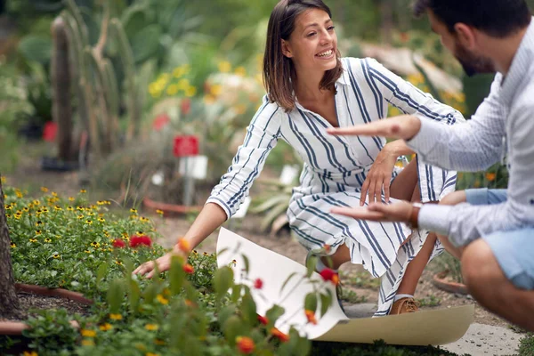 Jeune Guide Femme Répondant Aux Questions Curieux Visiteur Dans Jardin — Photo