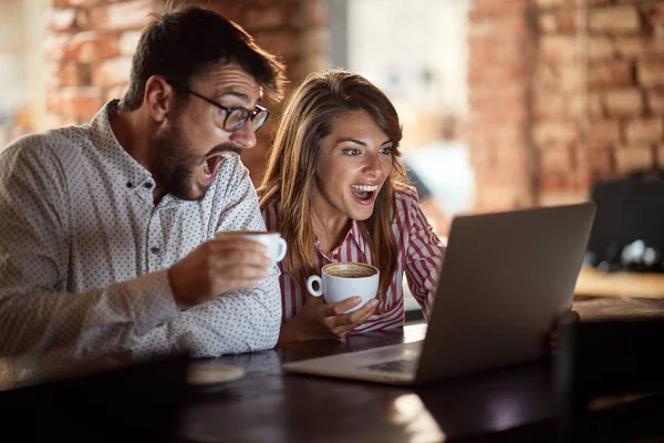 Pareja Joven Emocionada Viendo Partido Portátil — Foto de Stock