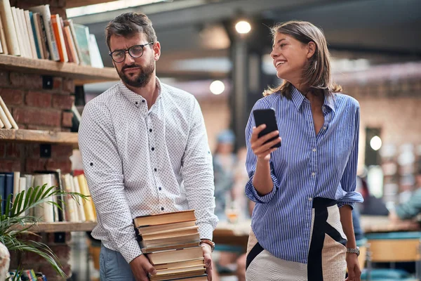 Joven Macho Regañadientes Con Novia Sobre Los Libros Pesados Que — Foto de Stock