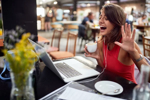 Junges Schönes Mädchen Genießt Kaffee Und Plaudert Mit Freundin Auf — Stockfoto