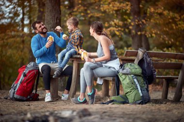 Bir çift ve oğlu güzel bir sonbahar gününde ormanda iyi vakit geçiriyorlar.