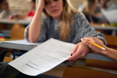 Üniversite amfi tiyatrosundaki üzgün kız öğrenci sınavda düşük not yüzünden hayal kırıklığına uğradı. Zeki gençler üniversitede okuyor. Eğitim, üniversite, üniversite, öğrenim ve insanlar konsepti