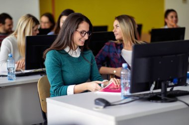 Üniversite sınıfındaki bilgilendirme dersinde eğitim zamanı. Zeki gençler üniversitede okuyor. Eğitim, üniversite, üniversite, öğrenim ve insanlar konsepti