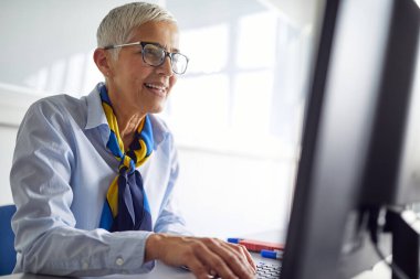 Bayan profesör iş yerinde eğleniyor.