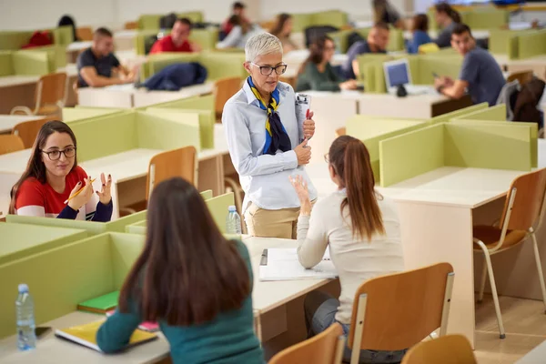 Female Professor Listen Student Question Lesson Lecture University Classroom Smart — Stock Photo, Image