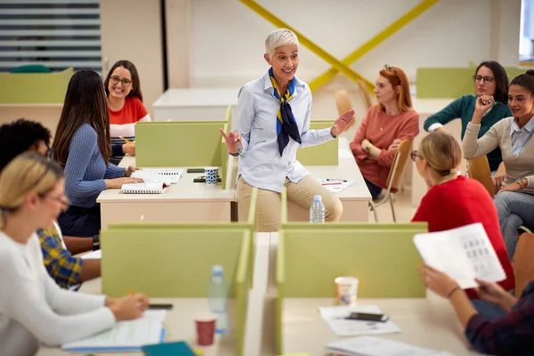 Studenti Professore Una Lezione Rilassata All Università Giovani Intelligenti Studiano — Foto Stock