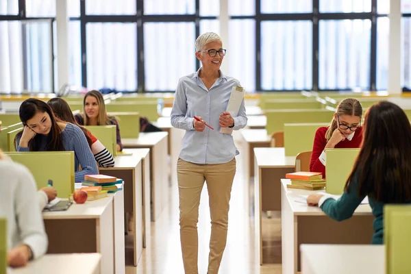 Profesor Wygłasza Wykład Klasie Mądrzy Młodzi Ludzie Uczą Się Studiach — Zdjęcie stockowe