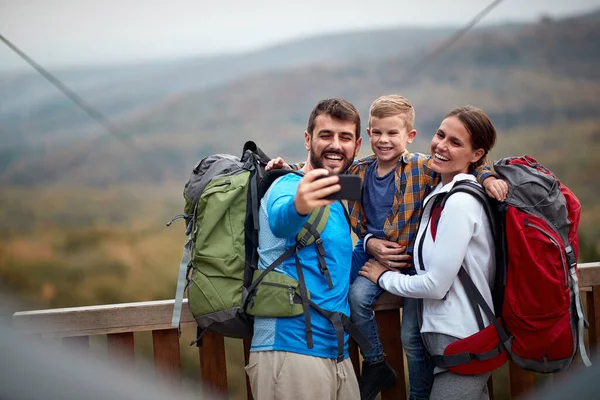 Una Familia Feliz Tomando Selfie Parte Superior Una Torre Vigilancia —  Fotos de Stock