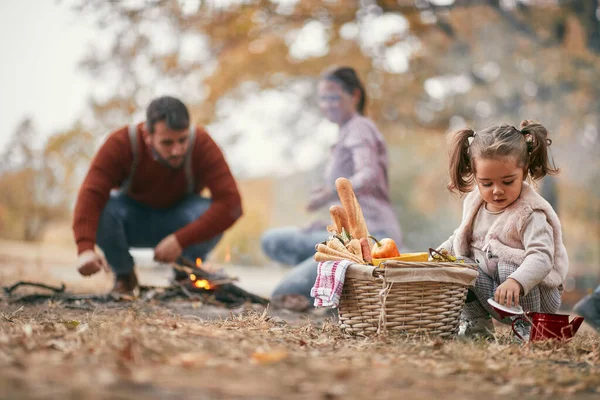 Boldog Család Együtt Piknikezik Erdőben Egy Gyönyörű Őszi Napon — Stock Fotó