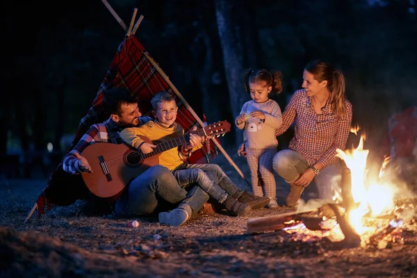 Ungt Par Barn Som Leker Gitar Rundt Leirbål Skogen Vakker – stockfoto