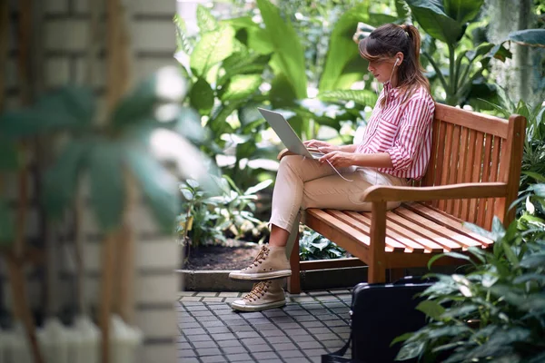 Junge Biologiestudentin Hört Musik Und Arbeitet Einem Laptop Botanischen Garten — Stockfoto
