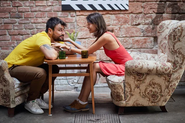 Молодая Влюбленная Пара Наслаждается Романтическими Моментами Кафе — стоковое фото