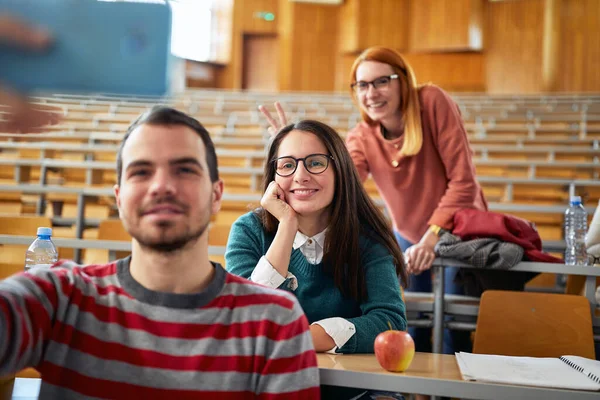 一群学生在大学的圆形剧场里观看讲座时很开心 — 图库照片