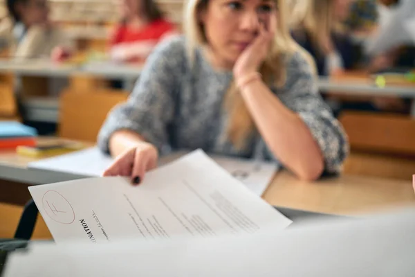 Estudante Feminina Anfiteatro Universitário Decepcionada Com Nota — Fotografia de Stock