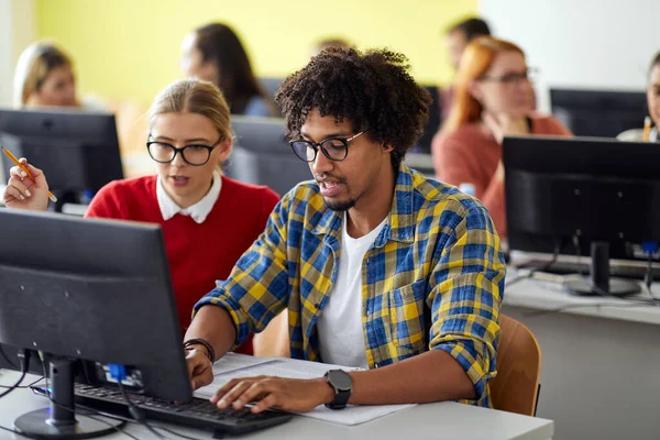 Współpraca Studentów Wykładzie Informatycznym Klasie Komputerów Uniwersyteckich Mądrzy Młodzi Ludzie — Zdjęcie stockowe