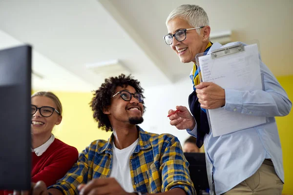 Professoressa Che Aiuta Studentesse Alla Lezione Informatica Nell Aula Informatica — Foto Stock