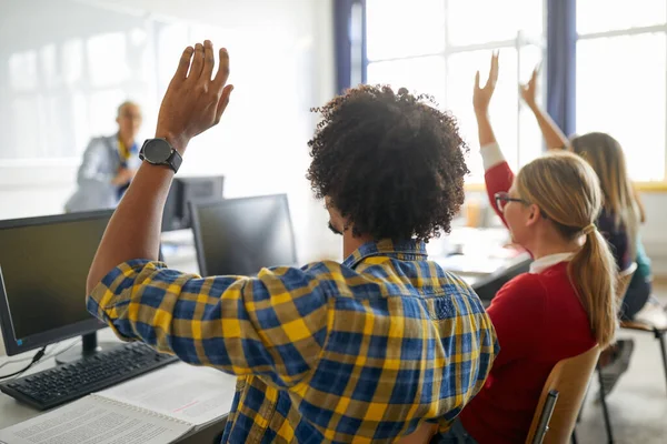 Studenci Podnoszą Ręce Aby Odpowiedzieć Pytanie Wykładzie Klasie Komputerów Uniwersyteckich — Zdjęcie stockowe