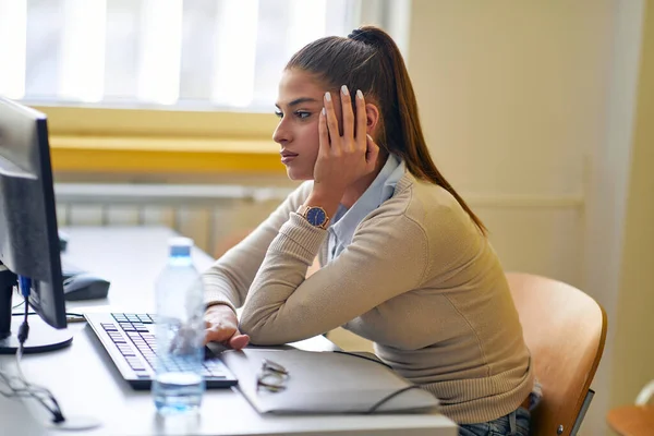 Egy Diáklányt Aggaszt Egyetemi Tanterem Nehéz Leckéje Okos Fiatalok Tanulnak — Stock Fotó