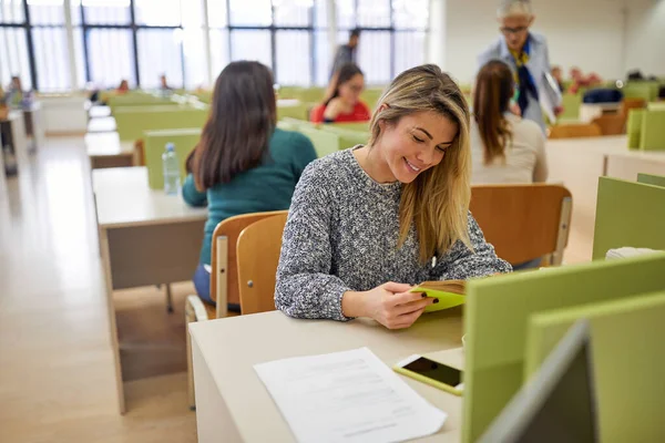 Eine Studentin Genießt Die Arbeitsatmosphäre Bei Der Vorlesung Hörsaal Der — Stockfoto