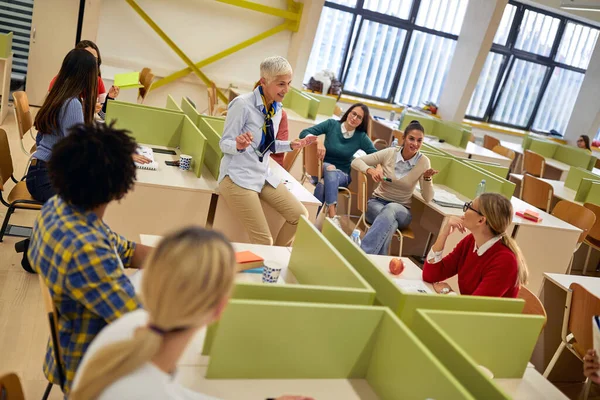 Une Professeure Détendue Discute Une Leçon Avec Des Étudiants Classe — Photo