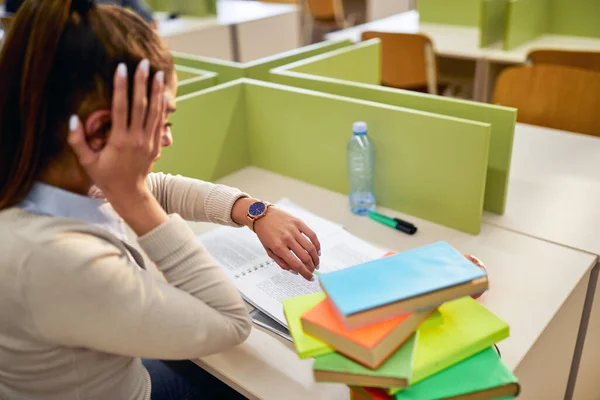 Studentka Univerzitě Jde Pozdě Přednášku — Stock fotografie