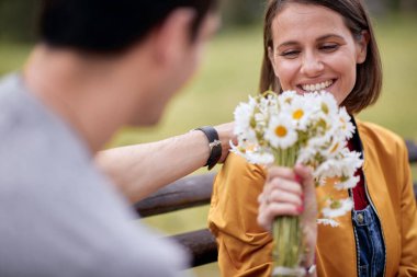 Bir kadından çiçek buketi alan bir kadının portresi; aşık çift konsepti