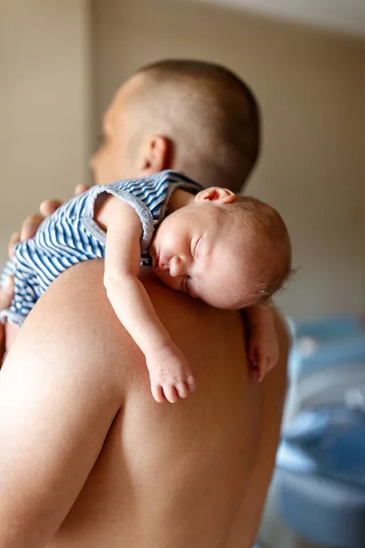 Dulce Bebe Durmiendo En El Hombro De Papa Joven Padre Estilo De Vida Stock Photo Dulce Bebe Durmiendo En El Hombro De Papa Joven Padre Estilo De Vida Stock Photo
