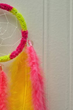 Pembe ve sarı tüyler dışında yapılan bir rüya yakalayıcı