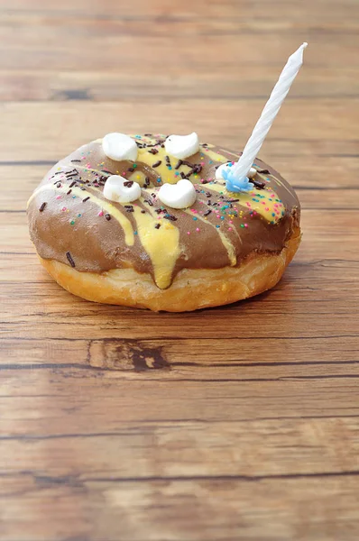 Donut Colorido Com Uma Vela Aniversário Branca — Fotografia de Stock