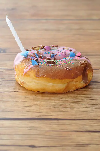 Donut Colorido Com Uma Vela Aniversário Branca — Fotografia de Stock