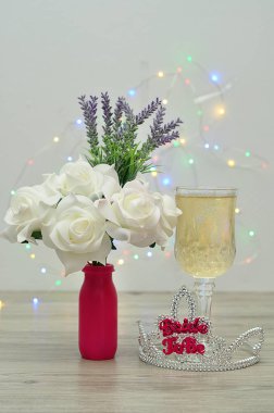 Bir kadeh şampanya ve bir buket gül ve lavanta ile görüntülenecek kelime gelinle bir taç