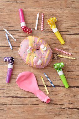 Doğum günü mumları, parti üfleyiciler ve bir balon ile görüntülenen bir halka