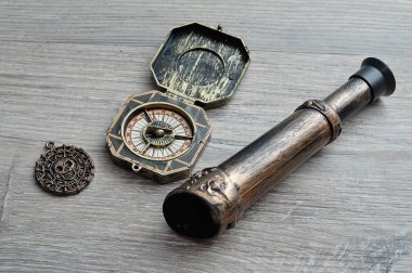 Bir pusula, bir gözlük camı ve bir korsan madalyonu korsan oyun için