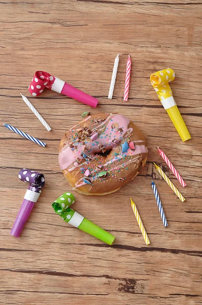 Donut Exibido Com Velas Aniversário Sopradores Festa — Fotografia de Stock