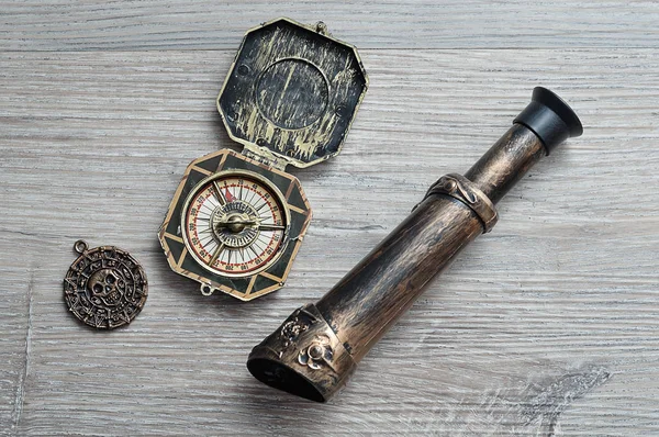 Bir pusula, bir gözlük camı ve bir korsan madalyonu korsan oyun için