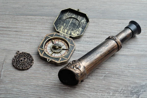 Bir pusula, bir gözlük camı ve bir korsan madalyonu korsan oyun için