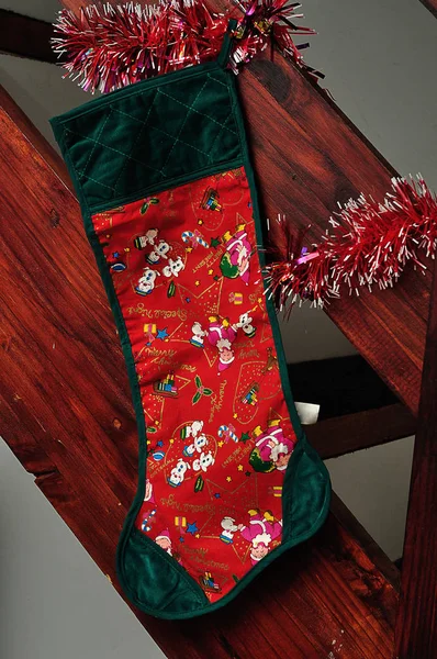 Μια Γυναικεία Κάλτσα Χριστουγέννων Κρέμονται Στο Πλάι Ξύλινες Σκάλες — Φωτογραφία Αρχείου