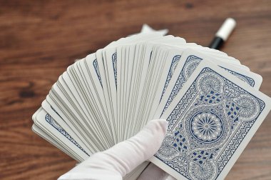 Bir deste kart büyücüler elinde ile bir dışarı odak değnek masada tutuluyor