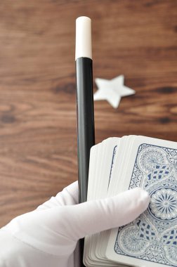 Bir değnek ve büyücüler elinde tutulan iskambil destesi