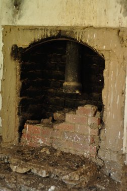 Eski terk edilmiş bir evde bir şömine