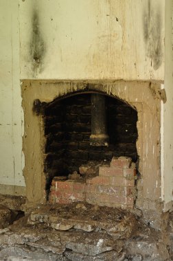 Eski terk edilmiş bir evde bir şömine