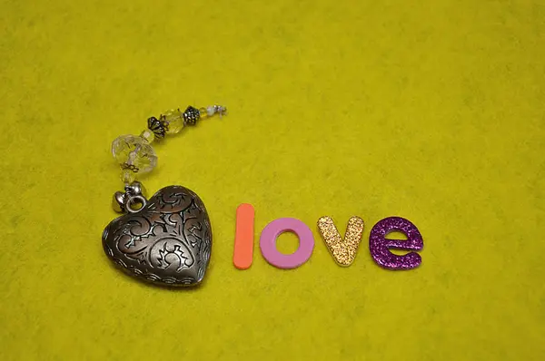Palabra Amor Con Corazón Acero Decorado Sobre Fondo Amarillo — Foto de Stock