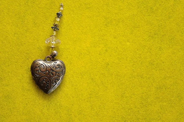 Corazón Acero Decorado Sobre Fondo Amarillo — Foto de Stock