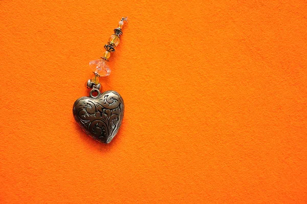 Corazón Acero Decorado Sobre Fondo Naranja — Foto de Stock