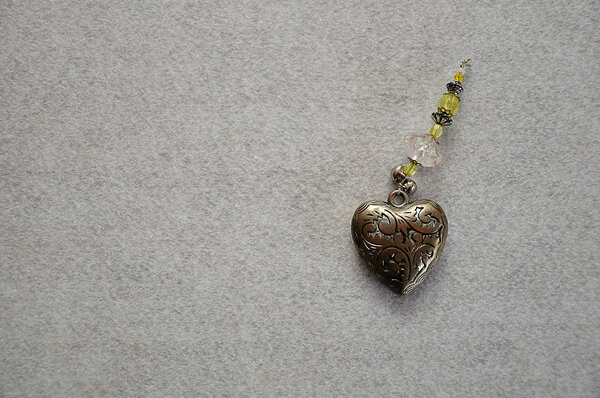 Украшенное стальное сердце на белом фоне
