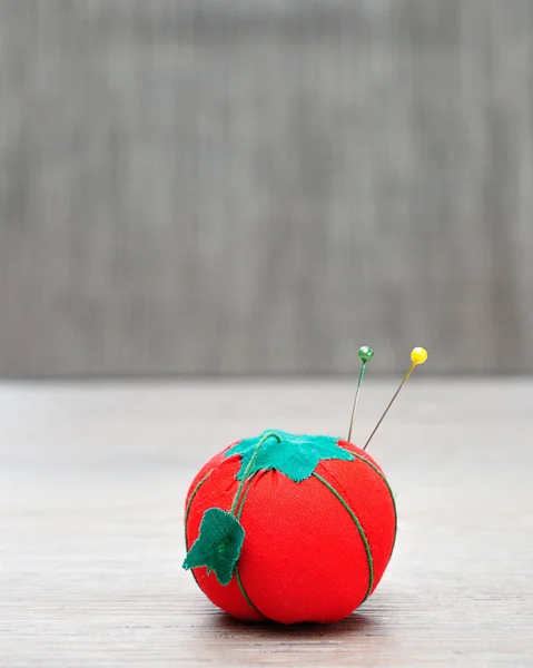 Cojín Alfiler Forma Tomate Rojo Con Alfileres Rectos — Foto de Stock