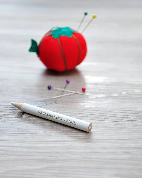 Ein Schneiderstift Mit Einem Unscharfen Nadelkissen Form Einer Roten Tomate — Stockfoto